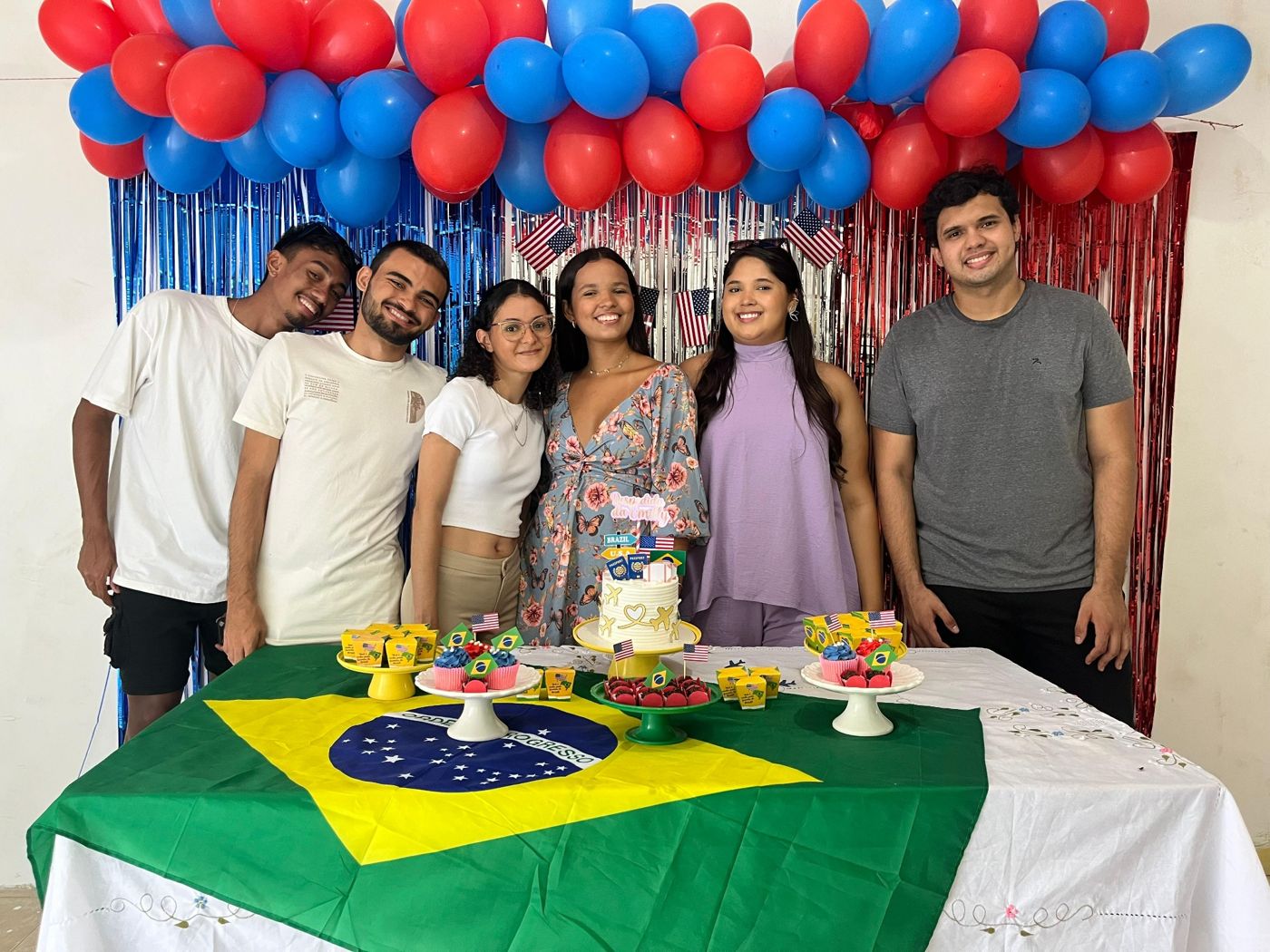 O grupo de amigos reunido na despedida